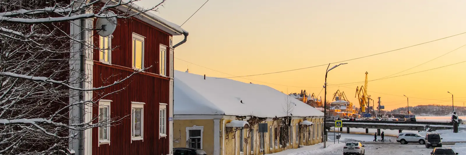 Talvinen pikkukaupunki iltavalossa